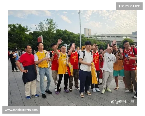 终场哨响李俊贤泪洒赛场高举北区MVP奖杯见证荣耀时刻 终场哨响李俊贤泪洒赛场高举北区MVP奖杯见证荣耀时刻